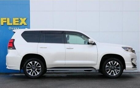 Toyota Land Cruiser Prado 150 рестайлинг 2, 2022 год, 4 000 000 рублей, 5 фотография