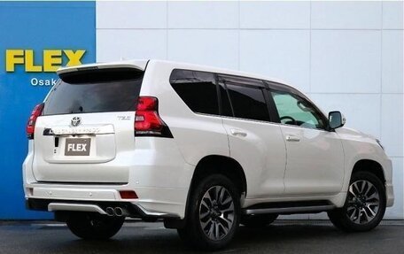 Toyota Land Cruiser Prado 150 рестайлинг 2, 2022 год, 4 000 000 рублей, 2 фотография