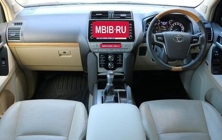 Toyota Land Cruiser Prado 150 рестайлинг 2, 2022 год, 4 000 000 рублей, 7 фотография