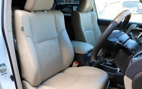 Toyota Land Cruiser Prado 150 рестайлинг 2, 2022 год, 4 000 000 рублей, 8 фотография