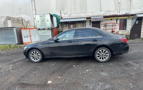 Mercedes-Benz E-Класс, 2019 год, 1 750 000 рублей, 5 фотография