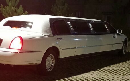 Lincoln Town Car III рестайлинг, 2000 год, 400 000 рублей, 1 фотография