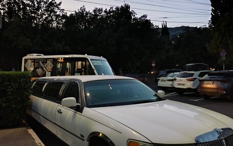 Lincoln Town Car III рестайлинг, 2000 год, 400 000 рублей, 2 фотография