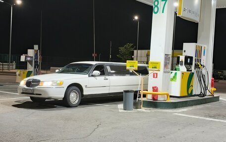 Lincoln Town Car III рестайлинг, 2000 год, 400 000 рублей, 5 фотография