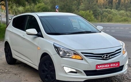 Hyundai Solaris II рестайлинг, 2015 год, 899 900 рублей, 1 фотография