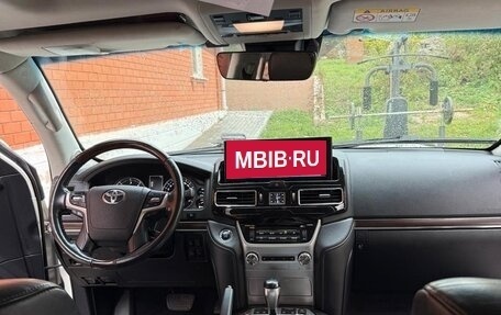 Toyota Land Cruiser 200, 2017 год, 4 999 000 рублей, 8 фотография