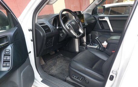 Toyota Land Cruiser Prado 150 рестайлинг 2, 2012 год, 3 000 000 рублей, 12 фотография