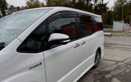 Toyota Noah III, 2018 год, 2 600 000 рублей, 3 фотография