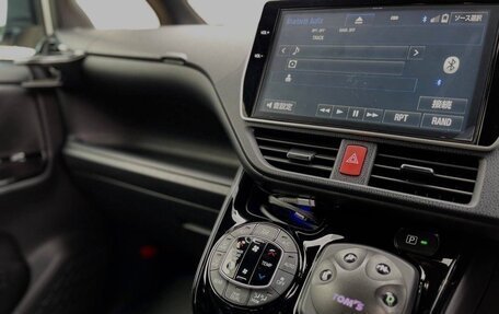 Toyota Noah III, 2018 год, 2 600 000 рублей, 13 фотография