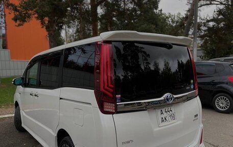 Toyota Noah III, 2018 год, 2 600 000 рублей, 7 фотография