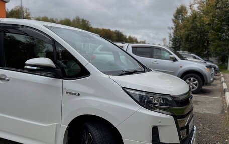 Toyota Noah III, 2018 год, 2 600 000 рублей, 8 фотография