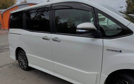 Toyota Noah III, 2018 год, 2 600 000 рублей, 4 фотография