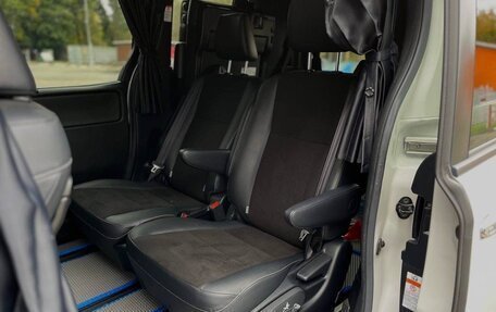 Toyota Noah III, 2018 год, 2 600 000 рублей, 12 фотография