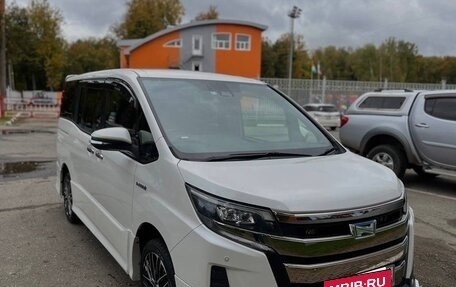 Toyota Noah III, 2018 год, 2 600 000 рублей, 2 фотография