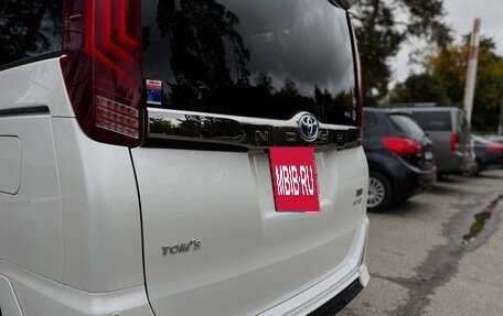 Toyota Noah III, 2018 год, 2 600 000 рублей, 9 фотография