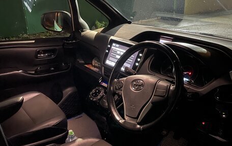 Toyota Noah III, 2018 год, 2 600 000 рублей, 15 фотография