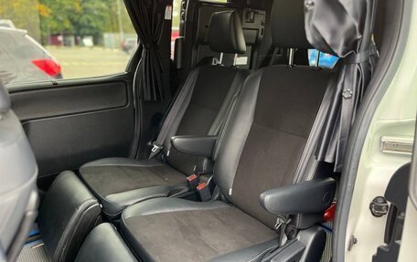 Toyota Noah III, 2018 год, 2 600 000 рублей, 18 фотография