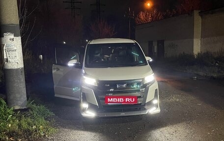 Toyota Noah III, 2018 год, 2 600 000 рублей, 24 фотография