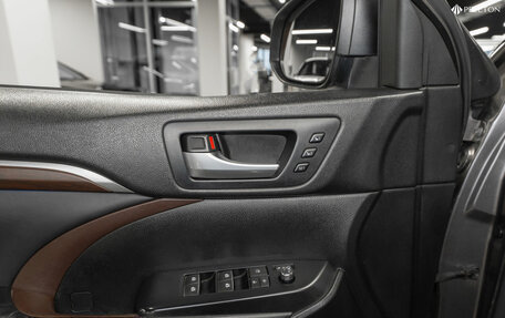 Toyota Highlander III, 2014 год, 2 290 000 рублей, 21 фотография