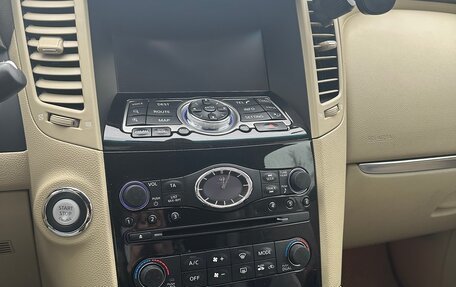 Infiniti QX70, 2015 год, 2 270 000 рублей, 9 фотография