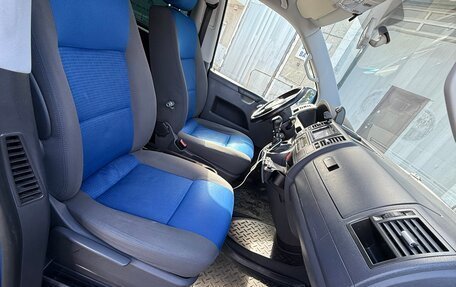 Volkswagen Caravelle T5, 2005 год, 1 299 999 рублей, 8 фотография