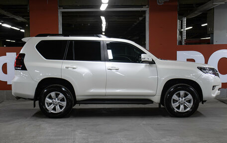 Toyota Land Cruiser Prado 150 рестайлинг 2, 2022 год, 5 398 000 рублей, 4 фотография