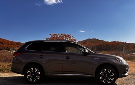 Mitsubishi Outlander III рестайлинг 3, 2016 год, 2 065 000 рублей, 3 фотография