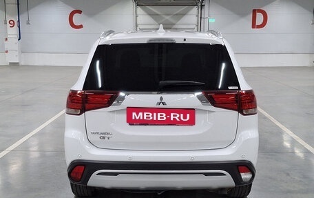 Mitsubishi Outlander III рестайлинг 3, 2021 год, 3 299 000 рублей, 6 фотография