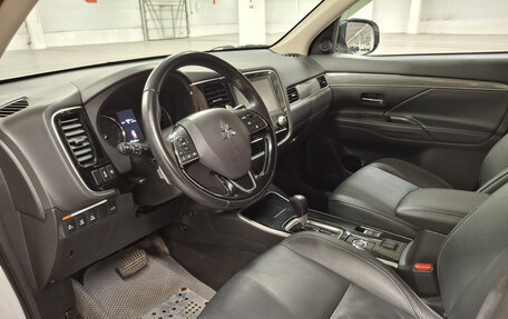 Mitsubishi Outlander III рестайлинг 3, 2021 год, 3 299 000 рублей, 16 фотография