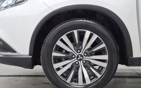 Mitsubishi Outlander III рестайлинг 3, 2021 год, 3 299 000 рублей, 18 фотография