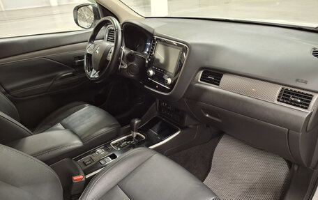 Mitsubishi Outlander III рестайлинг 3, 2021 год, 3 299 000 рублей, 11 фотография