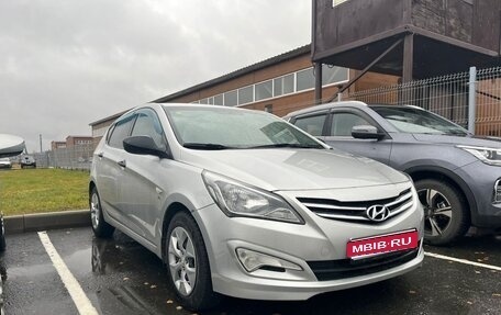 Hyundai Solaris II рестайлинг, 2015 год, 900 000 рублей, 1 фотография