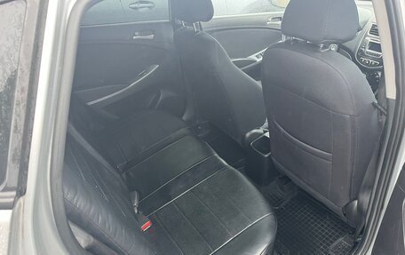 Hyundai Solaris II рестайлинг, 2015 год, 900 000 рублей, 3 фотография