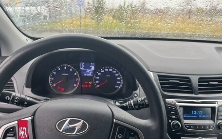 Hyundai Solaris II рестайлинг, 2015 год, 900 000 рублей, 5 фотография