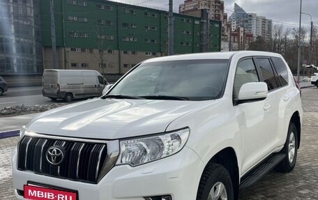 Toyota Land Cruiser Prado 150 рестайлинг 2, 2021 год, 4 450 000 рублей, 6 фотография
