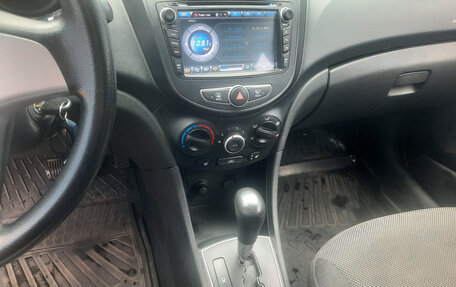 Hyundai Solaris II рестайлинг, 2011 год, 870 000 рублей, 2 фотография