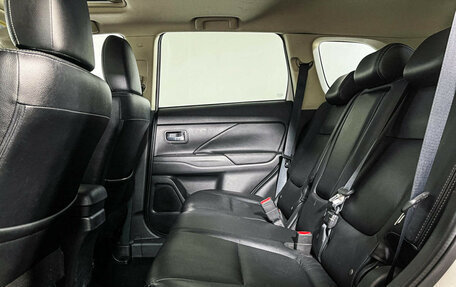 Mitsubishi Outlander III рестайлинг 3, 2014 год, 1 847 000 рублей, 10 фотография