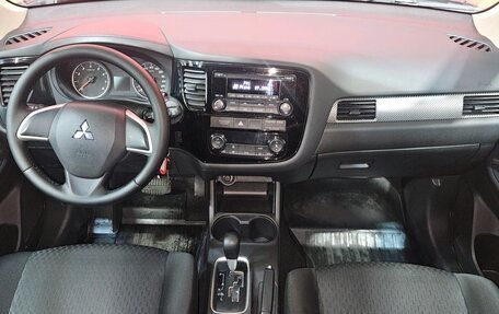 Mitsubishi Outlander III рестайлинг 3, 2015 год, 1 645 000 рублей, 9 фотография