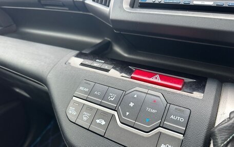 Honda Stepwgn IV, 2011 год, 1 290 000 рублей, 16 фотография