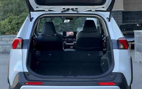 Toyota RAV4, 2025 год, 3 990 000 рублей, 32 фотография