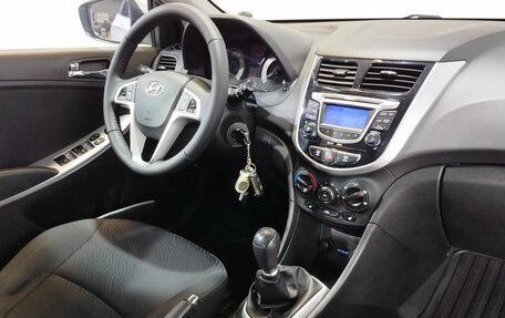 Hyundai Solaris II рестайлинг, 2011 год, 770 000 рублей, 14 фотография