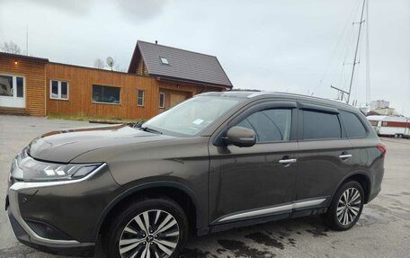 Mitsubishi Outlander III рестайлинг 3, 2019 год, 2 170 000 рублей, 2 фотография