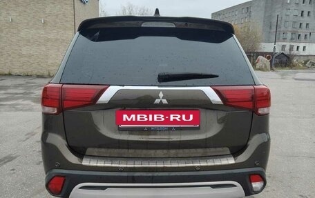 Mitsubishi Outlander III рестайлинг 3, 2019 год, 2 170 000 рублей, 3 фотография