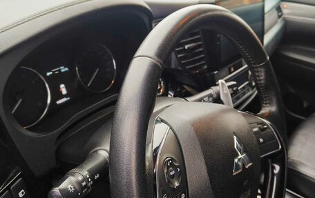 Mitsubishi Outlander III рестайлинг 3, 2019 год, 2 170 000 рублей, 8 фотография