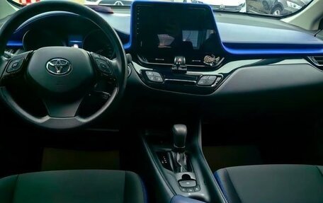 Toyota C-HR I рестайлинг, 2022 год, 2 000 000 рублей, 5 фотография