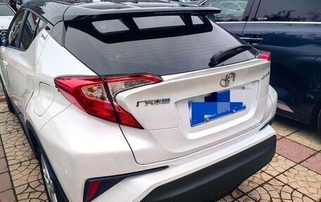 Toyota C-HR I рестайлинг, 2022 год, 2 000 000 рублей, 2 фотография