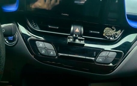 Toyota C-HR I рестайлинг, 2022 год, 2 000 000 рублей, 9 фотография