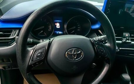 Toyota C-HR I рестайлинг, 2022 год, 2 000 000 рублей, 11 фотография