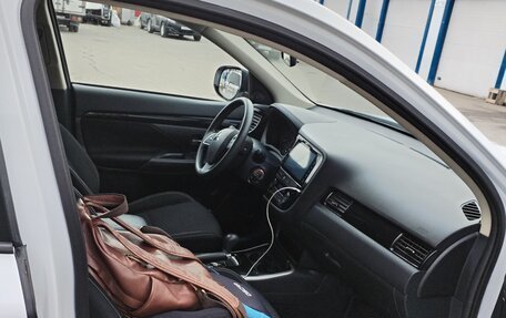 Mitsubishi Outlander III рестайлинг 3, 2022 год, 750 000 рублей, 3 фотография