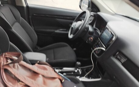 Mitsubishi Outlander III рестайлинг 3, 2022 год, 750 000 рублей, 2 фотография